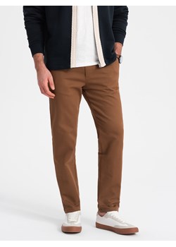 Spodnie męskie chino SLIM FIT z delikatną teksturą - karmelowe V3 OM-PACP-0190 ze sklepu ombre w kategorii Spodnie męskie - zdjęcie 168818030