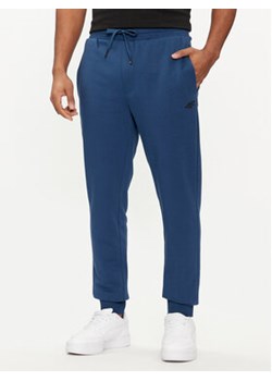 4F Spodnie dresowe 4FAW23TTROM452 Niebieski Regular Fit ze sklepu MODIVO w kategorii Spodnie męskie - zdjęcie 168827090