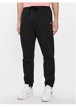 Tommy Jeans Spodnie dresowe Badge DM0DM18355 Czarny Regular Fit ze sklepu MODIVO w kategorii Spodnie męskie - zdjęcie 168827101