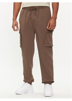 Outhorn Spodnie dresowe OTHAW23TTROM513 Khaki Regular Fit ze sklepu MODIVO w kategorii Spodnie męskie - zdjęcie 168827182