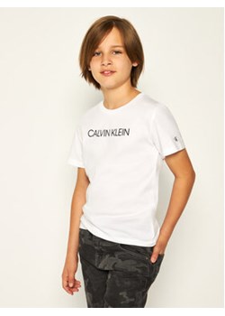 Calvin Klein Jeans T-Shirt Institutional SS IB0IB00347 Biały Regular Fit ze sklepu MODIVO w kategorii T-shirty chłopięce - zdjęcie 168838643