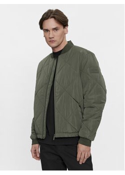 Calvin Klein Kurtka bomber Signature K10K111880 Zielony Regular Fit ze sklepu MODIVO w kategorii Kurtki męskie - zdjęcie 168839581
