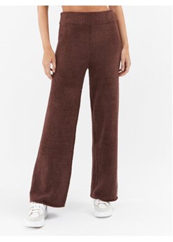 Ugg Spodnie dresowe Terri 1121077 Brązowy Relaxed Fit ze sklepu MODIVO w kategorii Spodnie damskie - zdjęcie 168840061