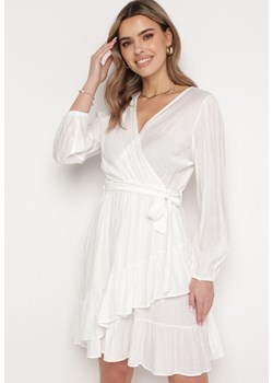 Biała Sukienka Midi z Kopertowym Dekoltem i Materiałowym Paskiem Jomera ze sklepu Born2be Odzież w kategorii Sukienki - zdjęcie 168842134
