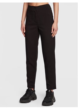 NAF NAF Spodnie materiałowe Epinceau THNP45 Czarny Regular Fit ze sklepu MODIVO w kategorii Spodnie damskie - zdjęcie 168855430