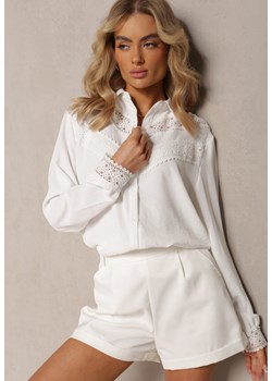 Biała Koszula Ozdobiona Koronkową Wstawką Przy Dekolcie Myrvila ze sklepu Renee odzież w kategorii Koszule damskie - zdjęcie 168935652