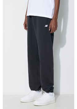 New Balance spodnie dresowe Essentials French Terry Jogger kolor czarny gładkie MP41519BK ze sklepu PRM w kategorii Spodnie męskie - zdjęcie 168957243
