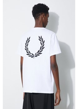 Fred Perry t-shirt bawełniany Rear Powder Laurel Graphic Tee męski kolor biały z nadrukiem M7784.100 ze sklepu PRM w kategorii T-shirty męskie - zdjęcie 168957283