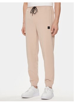 Hugo Spodnie dresowe Dimacs 50509457 Beżowy Relaxed Fit ze sklepu MODIVO w kategorii Spodnie męskie - zdjęcie 168973923