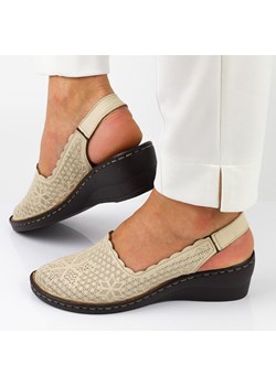 Beżowe skórzane sandały damskie na koturnie Vinceza 43010 ze sklepu suzana.pl w kategorii Czółenka - zdjęcie 168974362