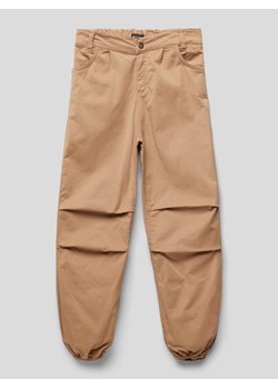 Spodnie o kroju regular fit z elastycznymi zakończeniami nogawek ze sklepu Peek&Cloppenburg  w kategorii Spodnie chłopięce - zdjęcie 168990514
