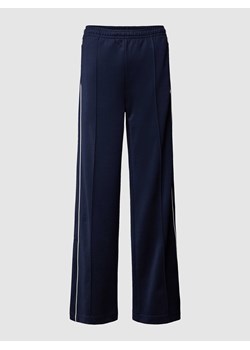 Spodnie typu track pants o kroju regular fit z wypustkami w kontrastowym kolorze model ‘Interlock’ ze sklepu Peek&Cloppenburg  w kategorii Spodnie damskie - zdjęcie 168991262