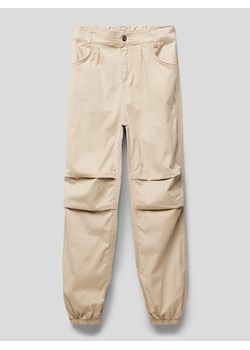 Spodnie o kroju regular fit z wpuszczanymi kieszeniami model ‘Girls Parachute’ ze sklepu Peek&Cloppenburg  w kategorii Spodnie chłopięce - zdjęcie 168994051