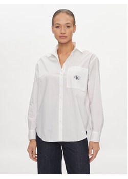 Calvin Klein Jeans Koszula J20J222610 Biały Relaxed Fit ze sklepu MODIVO w kategorii Koszule damskie - zdjęcie 169018714
