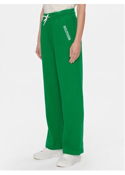 Tommy Hilfiger Spodnie dresowe UW0UW04946 Zielony Relaxed Fit ze sklepu MODIVO w kategorii Spodnie damskie - zdjęcie 169054101