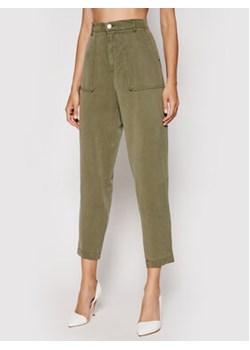 Guess Spodnie materiałowe W1GB71 WDP82 Zielony Regular Fit ze sklepu MODIVO w kategorii Spodnie damskie - zdjęcie 169054843