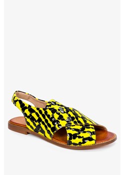 Żółte sandały płaskie lakierowane z paskami na krzyż polska skóra Casu 3012-0 ze sklepu Casu.pl w kategorii Sandały damskie - zdjęcie 169080361
