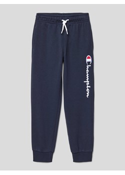 Spodnie dresowe o kroju regular fit z wyhaftowanym logo ze sklepu Peek&Cloppenburg  w kategorii Spodnie dziewczęce - zdjęcie 169103071