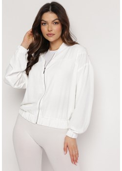 Biała Bluza o Fasonie Zasuwanej Cienkiej Bomberki Ninoria ze sklepu Born2be Odzież w kategorii Bluzy damskie - zdjęcie 169106941
