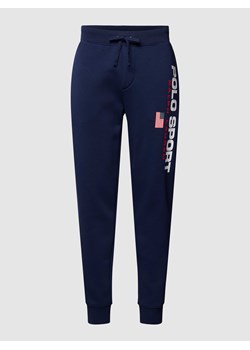 Spodnie dresowe z nadrukiem z logo ze sklepu Peek&Cloppenburg  w kategorii Spodnie męskie - zdjęcie 169122920