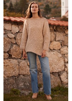 Oversizowy sweter damski beżowy z niefarbowanej wełny alpaki F1777, Kolor beżowy, Rozmiar one size, Fobya ze sklepu Primodo w kategorii Swetry damskie - zdjęcie 169124074