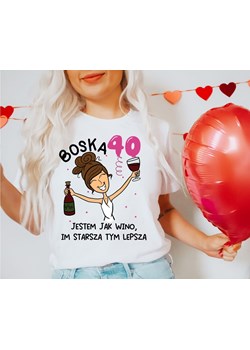 Koszulka na 40 urodziny dla koleżanki z brunetką boska 40 ze sklepu Time For Fashion w kategorii Bluzki damskie - zdjęcie 169130780