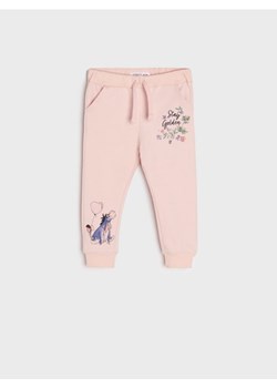 Sinsay - Spodnie dresowe Kubuś Puchatek - różowy ze sklepu Sinsay w kategorii Odzież dla niemowląt - zdjęcie 169146282
