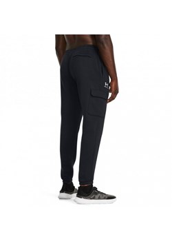 Męskie spodnie dresowe Under Armour UA Icon Fleece Cargo Pant - czarne ze sklepu Sportstylestory.com w kategorii Spodnie męskie - zdjęcie 169160561