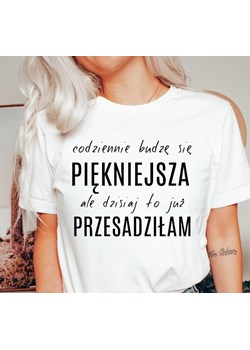 KOSZULKA CODZIENNIE BUDZĘ SIĘ PIĘKNIEJSZA ze sklepu Time For Fashion w kategorii Bluzki damskie - zdjęcie 169163672