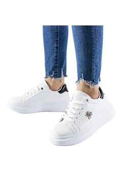 Białe sneakersy z cyrkoniową aplikacją Fairfax ze sklepu ButyModne.pl w kategorii Buty sportowe damskie - zdjęcie 169167352