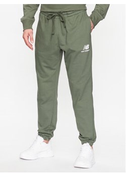 New Balance Spodnie dresowe MP31539 Zielony Regular Fit ze sklepu MODIVO w kategorii Spodnie męskie - zdjęcie 169181273
