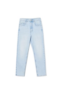 Cropp - Jasnoniebieskie jeansy mom slim PETITE - niebieski ze sklepu Cropp w kategorii Jeansy damskie - zdjęcie 169197170