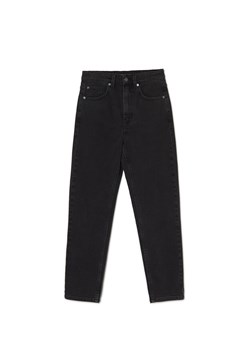 Cropp - Czarne jeansy mom slim PETITE - czarny ze sklepu Cropp w kategorii Jeansy damskie - zdjęcie 169197173