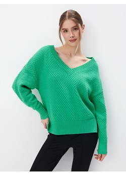 Mohito - Zielony sweter z dekoltem V - zielony ze sklepu Mohito w kategorii Swetry damskie - zdjęcie 169198022