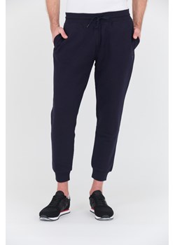GUESS Granatowe spodnie dresowe Aldwin, Wybierz rozmiar XXL ze sklepu outfit.pl w kategorii Spodnie męskie - zdjęcie 169236980