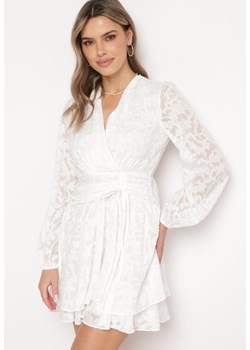 Biała Rozkloszowana Sukienka Mini z Plumeti o Kopertowym Kroju Tayeta ze sklepu Born2be Odzież w kategorii Sukienki - zdjęcie 169244530