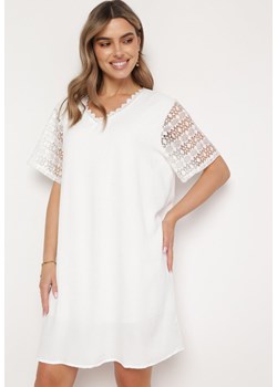 Biała Sukienka Mini Pudełkowa z Koronką na Ramionach i Dekolcie Idalyn ze sklepu Born2be Odzież w kategorii Sukienki - zdjęcie 169244822