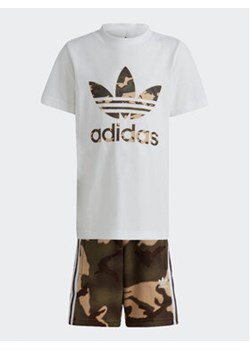 adidas Komplet dresowy Camo Shorts and Tee Set IC2132 Biały Regular Fit ze sklepu MODIVO w kategorii Komplety dziewczęce - zdjęcie 169253301