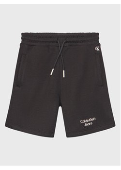 Calvin Klein Jeans Szorty sportowe Stack Logo IB0IB01290 Czarny Regular Fit ze sklepu MODIVO w kategorii Spodenki chłopięce - zdjęcie 169285442