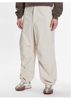 BDG Urban Outfitters Spodnie materiałowe 76522317 Écru Baggy Fit ze sklepu MODIVO w kategorii Spodnie męskie - zdjęcie 169287062