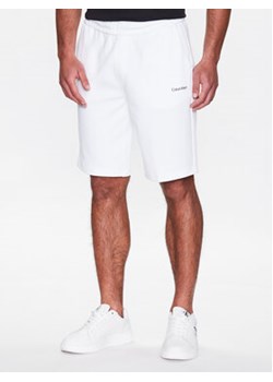 Calvin Klein Szorty sportowe Micro Logo K10K111208 Biały Regular Fit ze sklepu MODIVO w kategorii Spodenki męskie - zdjęcie 169287551