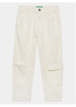 United Colors Of Benetton Spodnie materiałowe 42C2CF02X Écru Regular Fit ze sklepu MODIVO w kategorii Spodnie dziewczęce - zdjęcie 169287923