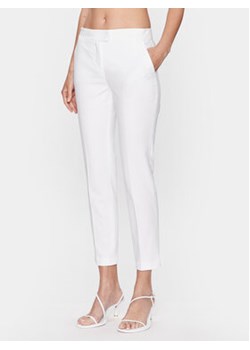 Luisa Spagnoli Spodnie materiałowe Acuto D 539997 Biały Slim Fit ze sklepu MODIVO w kategorii Spodnie damskie - zdjęcie 169288173