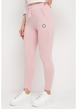 Różowe Bawełniane Spodnie Dresowe z Ozdobną Aplikacją i Kieszeniami Rehtim ze sklepu Born2be Odzież w kategorii Spodnie damskie - zdjęcie 169323094