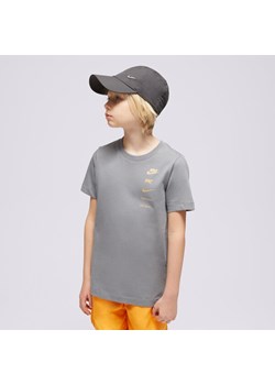 NIKE T SHIRT B NSW SI GRAPHIC BOY ze sklepu Sizeer w kategorii T-shirty chłopięce - zdjęcie 169327490