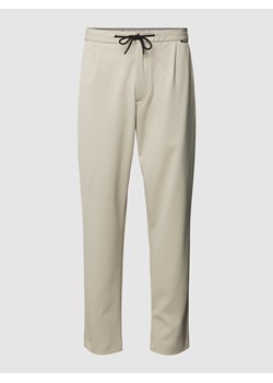 Spodnie materiałowe o kroju tapered fit z tunelem ze sklepu Peek&Cloppenburg  w kategorii Spodnie męskie - zdjęcie 169330632