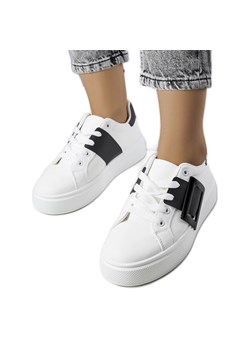 Białe sneakersy zdobione czarną klamerką Toni ze sklepu ButyModne.pl w kategorii Trampki damskie - zdjęcie 169334661
