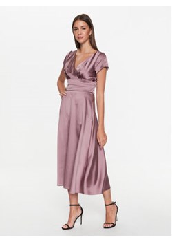 Swing Sukienka koktajlowa 5AE05200 Fioletowy Regular Fit ze sklepu MODIVO w kategorii Sukienki - zdjęcie 169340921