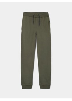 NAME IT Spodnie dresowe 13153684 Zielony Regular Fit ze sklepu MODIVO w kategorii Spodnie chłopięce - zdjęcie 169341293