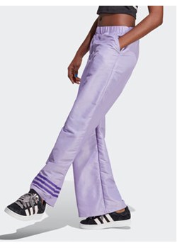 adidas Spodnie dresowe Wide Leg Tracksuit Bottoms IC5443 Fioletowy ze sklepu MODIVO w kategorii Spodnie damskie - zdjęcie 169341890